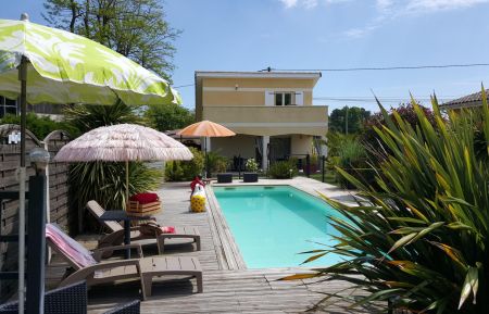 G&icirc;te n&deg;G1260 Saint-Laurent-M&eacute;doc - Gironde - Piscine &agrave; disposition et le G&icirc;te au fond