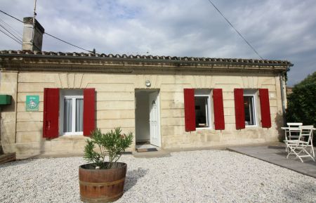 G&icirc;te n&deg;G4317 Izon - Gironde - Le G&icirc;te et sa cour