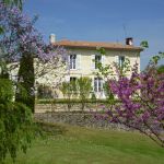 façade du gîte depuis la route façade du gîte depuis la route