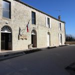 au fond le G&icirc;te devant la mairie ouverte seulement lundi AM et jeudi matin