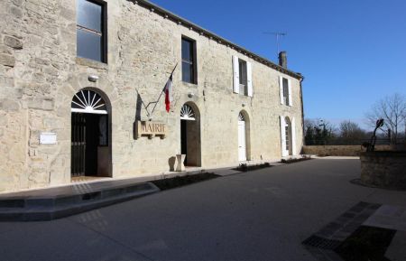au fond le Gîte devant la mairie ouverte seulement lundi AM et jeudi matin Gîte n°G2 Roquebrune - Gironde - au fond le Gîte devant la mairie ouverte seulement lundi AM et jeudi matin
