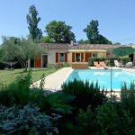 Piscine commune aux deux g&icirc;tes. Vue d'ensemble, gite la Salamandre sur la partie droite