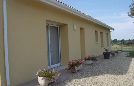 G&icirc;te n&deg;G1221 Queyrac - Gironde - Devant la maison avec les fleurs