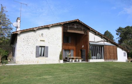 G&icirc;te n&deg;G2169 Marions - Gironde - Fa&ccedil;ade du G&icirc;te cot&eacute; table sous auvent