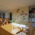 jardin d'hiver avec espace repas et coin d&eacute;tente biblioth&egrave;que ouvrant sur le jardin 