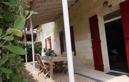 G&icirc;te n&deg;G4311 Saint-Martin-de-Laye - Gironde - Terrasse couverte pour un petit d&eacute;jeuner ou repas