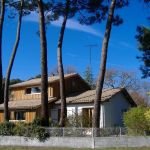 Vue d'ensemble de la propri&eacute;t&eacute;, le g&icirc;te &agrave; droite