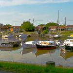 Le port, pinasses typiques du Bassin, au bout de la rue