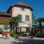 Le gîte vu de la cour attenante Le gîte vu de la cour attenante