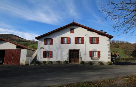 G&icirc;te n&deg;G241006 Espelette - Pyr&eacute;n&eacute;es-Atlantiques - La maison MASSONDOA &agrave; ESPELETTE