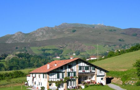 G&icirc;te n&deg;G152073 Sare - Pyr&eacute;n&eacute;es-Atlantiques - La maison UHARTEA au pied de la Rhune, avec le g&icirc;te sur le c&ocirc;t&eacute; gauche