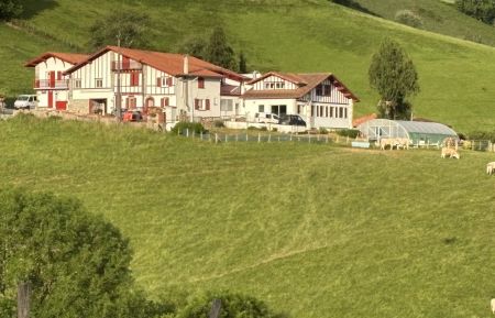 G&icirc;te n&deg;G141073 Soura&iuml;de - Pyr&eacute;n&eacute;es-Atlantiques - La ferme GARAKOETXEA &agrave; SOURAIDE