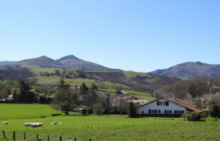 G&icirc;te n&deg;G241040 Espelette - Pyr&eacute;n&eacute;es-Atlantiques - Le g&icirc;te dans son environnement 