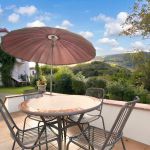 La terrasse du g&icirc;te et le ch&acirc;teau Soubeleta, chambres d'h&ocirc;tes