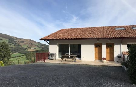 G&icirc;te n&deg;G142151 Mendionde - Pyr&eacute;n&eacute;es-Atlantiques - Entr&eacute;e du g&icirc;te 142151 porte de gauche ( avec baie vitr&eacute;e)