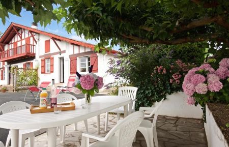 G&icirc;te n&deg;G251003 Ahetze - Pyr&eacute;n&eacute;es-Atlantiques - g&icirc;te et salon de jardin