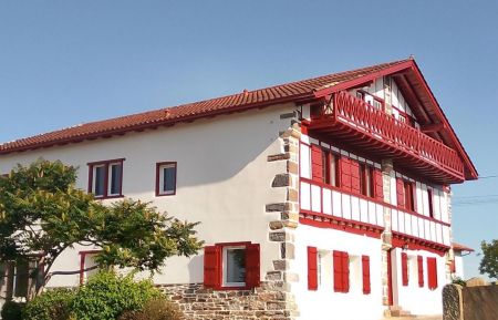 G&icirc;te n&deg;G152307 Saint-P&eacute;e-sur-Nivelle - Pyr&eacute;n&eacute;es-Atlantiques - La fa&ccedil;ade principale de la maison MIKELUNA