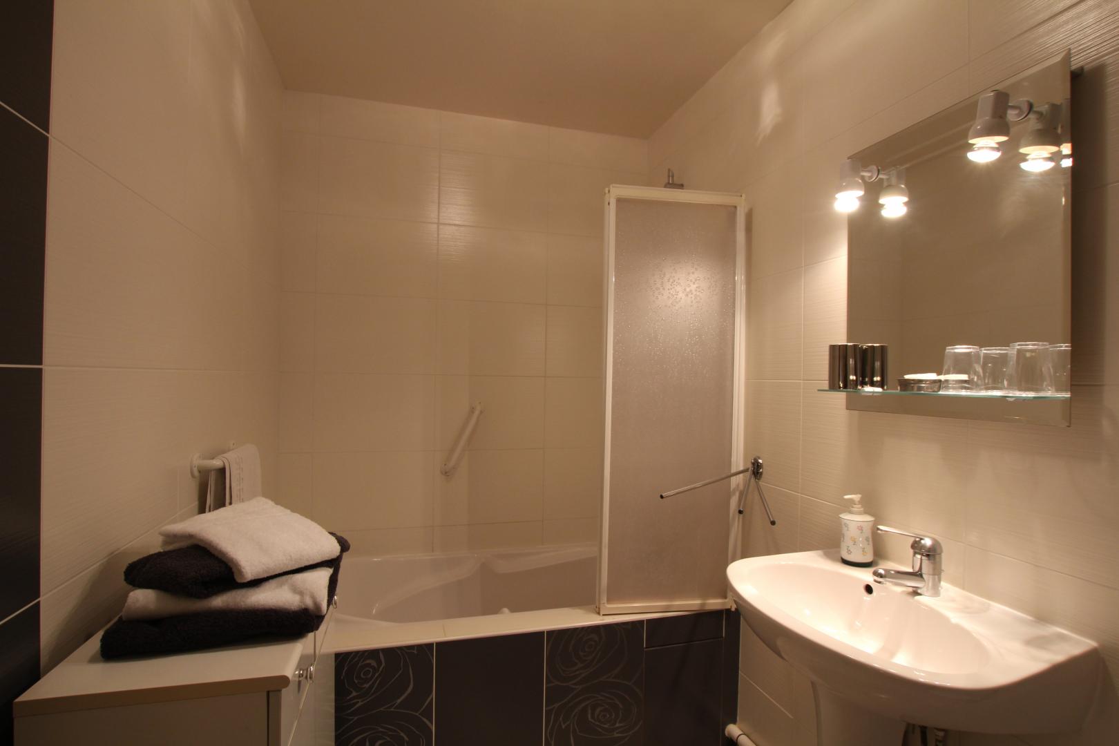 baignoire avec pare-douche et barre d'appui - chambre Pèlerin photo 20